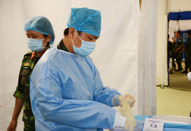 Bác sĩ phẫu thuật đã sẵn sàng cho ca mổ.